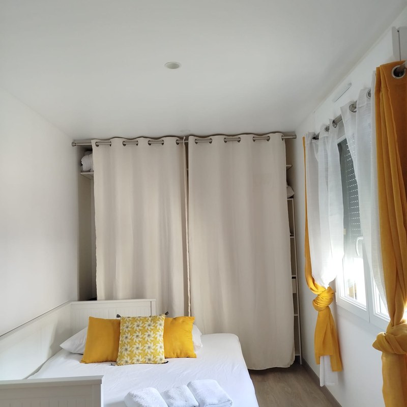 Chambre prête après nettoyage location courte durée