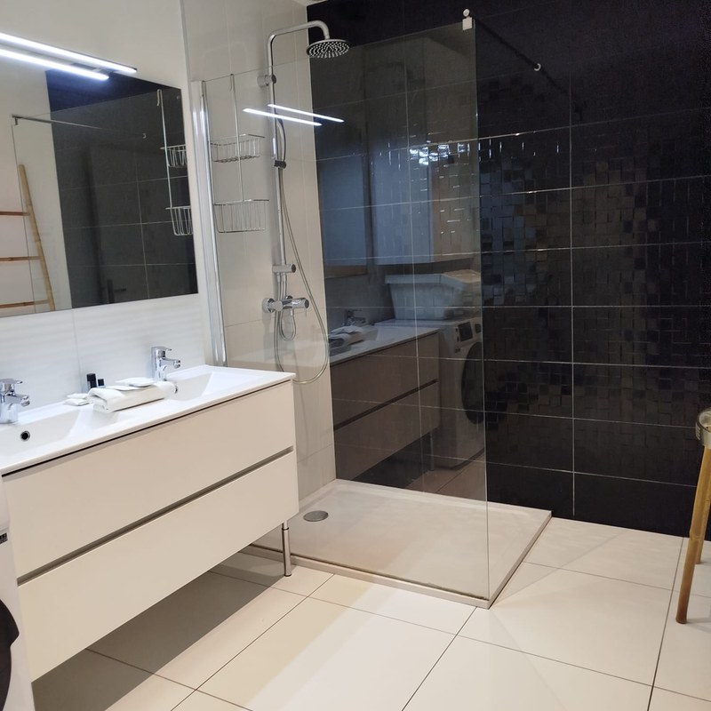 Salle de douche italienne nettoyée