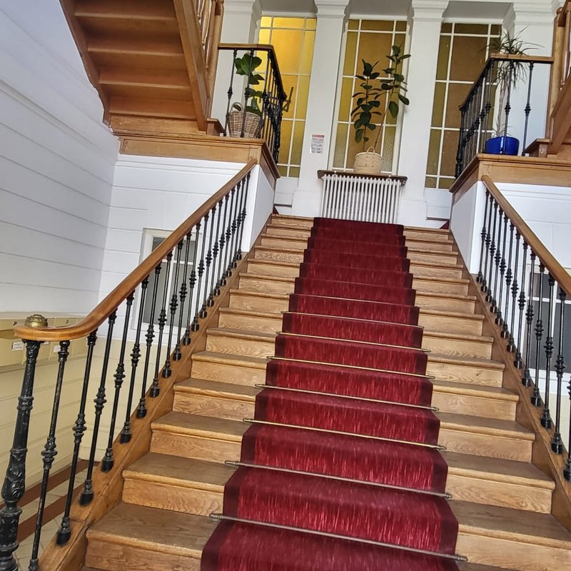 Hall d'immeuble et escalier impeccables