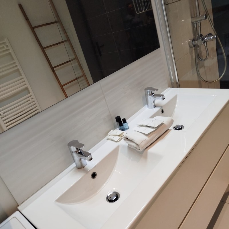 Salle de bain et lavabo après nettoyage